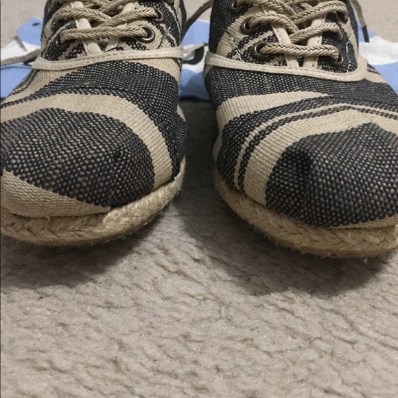 🔻Cute pair of laced women’s Toms - Picture 4 of 7